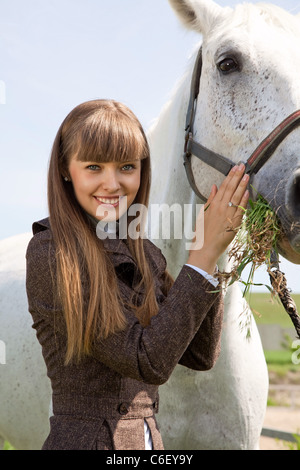 Portraite della ragazza attraente e cavallo. outdoor shot Foto Stock