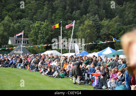 Di fronte alla folla 2011 Ballater Higland Games, Ballater, Royal Deeside, Aberdeenshire, Scotland, Regno Unito Foto Stock
