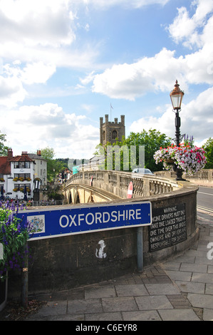 Vista di Henley Bridge e St.Marys Chiesa, Henley-on-Thames, Oxfordshire, England, Regno Unito Foto Stock