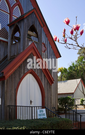 Magnolie in fiore i motivi della pietra miliare storica Chiesa della Croce, Bluffton, SC Foto Stock