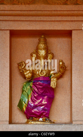 Statua d'oro di Ganesh nel recinto del tempio a Grotte Batu, Kuala Lumpur. Foto Stock