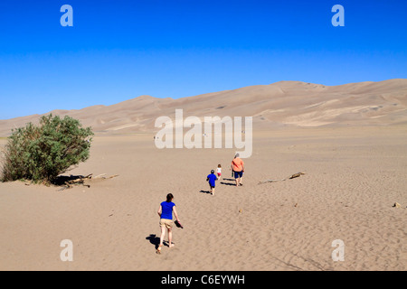 Grande dune sabbiose del Parco Nazionale di Colorado. I turisti attraversare la piana del foglio di sabbia e salire fino alla cima delle dune. Foto Stock