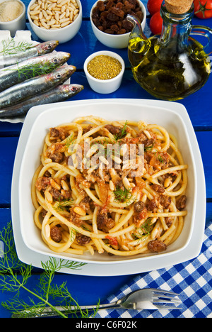 Bucatini con le sarde (Pasta con le sarde), Sicilia, gastronomia siciliana, Italia Foto Stock