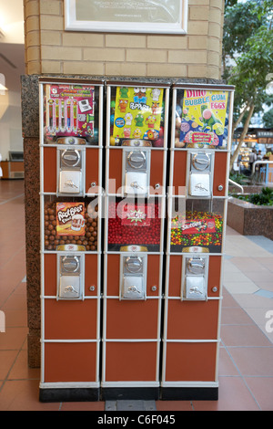 Caramelle caramelle coin dispenser azionati in un centro commerciale Mall winnipeg Manitoba Canada Foto Stock