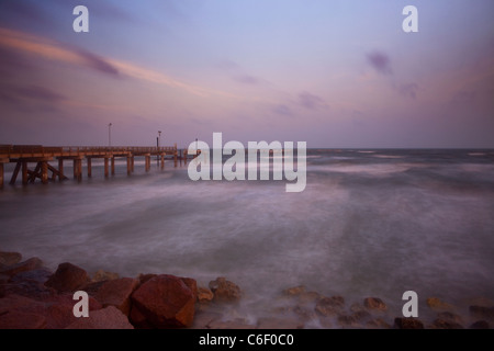 La mattina presto luce con nuvole temporalesche al Molo Pesca sul Seawall Boulevard, Galveston, Texas Gulf Coast Foto Stock