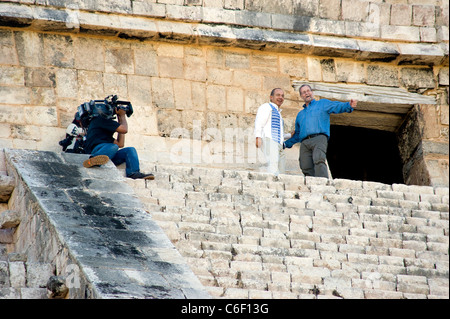 Presidente Felipe Calderon del Messico tours Chichen Itza con Peter Greenberg Foto Stock