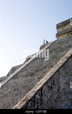Presidente Felipe Calderon del Messico tours Chichen Itza con Peter Greenberg Foto Stock