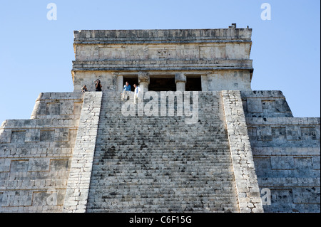 Presidente Felipe Calderon del Messico tours Chichen Itza con Peter Greenberg Foto Stock