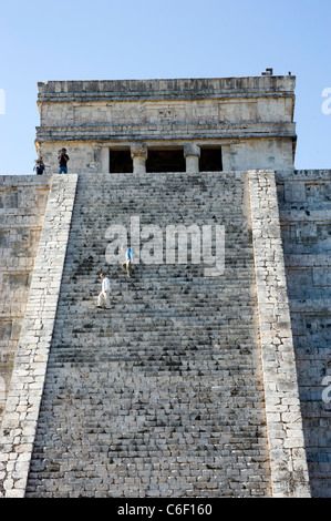 Presidente Felipe Calderon del Messico tours Chichen Itza con Peter Greenberg Foto Stock