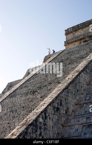 Presidente Felipe Calderon del Messico tours Chichen Itza con Peter Greenberg Foto Stock