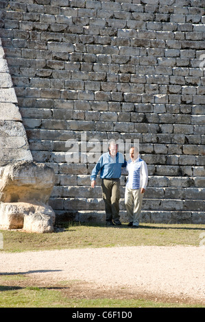Presidente Felipe Calderon del Messico tours Chichen Itza con Peter Greenberg Foto Stock