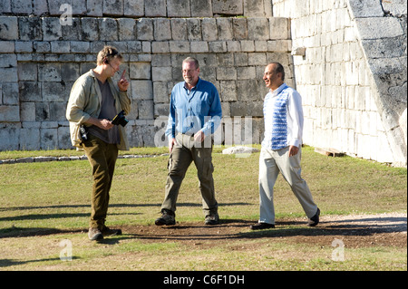 Presidente Felipe Calderon del Messico tours Chichen Itza con Peter Greenberg Foto Stock