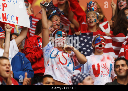 Giovani sostenitori USA allegria dopo un obiettivo degli Stati Uniti contro la Francia in 2011 FIFA Coppa del Mondo Donne semifinale partita. Foto Stock