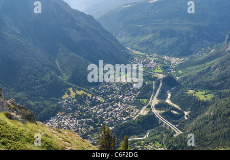 Vista aerea di Courmayeur, famosa cittadina nella valle d'Aosta, Italia Foto Stock