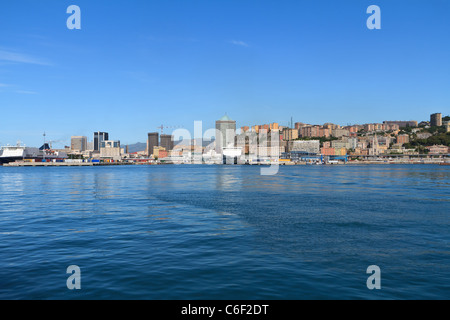 Paesaggio di Genova dal mare, Italia Foto Stock