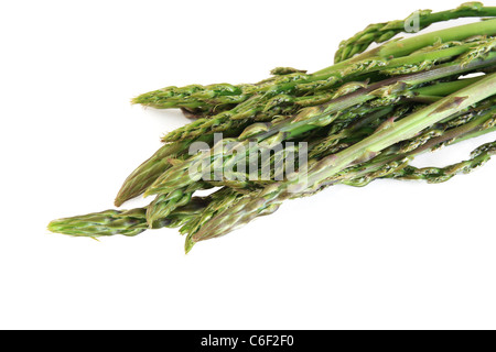 Mazzetto di asparagi selvatici su sfondo bianco Foto Stock