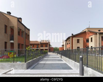 Edifici moderni in una piazza in stile contemporaneo in una città italiana Foto Stock