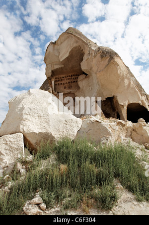 Ex cave pigeon coop e residence Goreme Cappadocia Turchia cave di calcare in una giornata soleggiata con cielo blu e nuvole Foto Stock