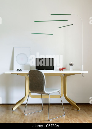 Interno con una scrivania e un computer portatile, sedia, Foto Stock