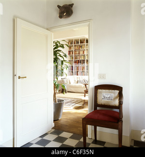 Interno di una casa nel soggiorno con divano, tavolo e sedie Foto Stock