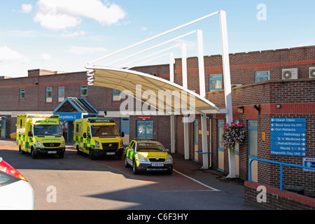 Doncaster Royal Infirmary A&E Pronto Soccorso e Ambulatori 2 ingresso con ambulanze ed un risponditore veloce parcheggiato all'esterno Foto Stock