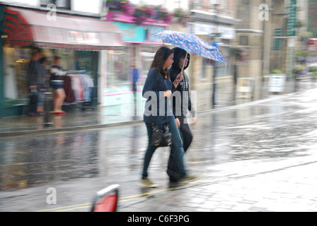Maddalena Street Glastonbury sotto la pioggia, Regno Unito Foto Stock