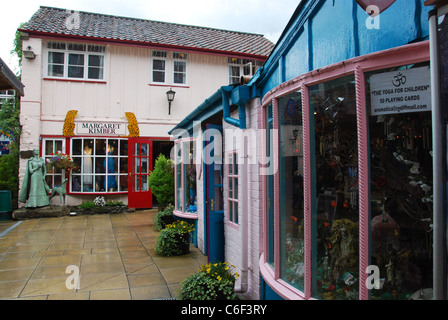 Negozi colorati all'esperienza di Glastonbury di Glastonbury High Street Somerset Inghilterra Foto Stock