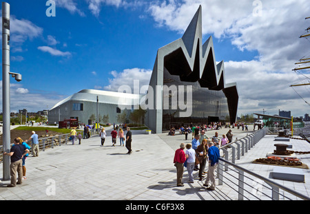 Nuova costruzione Riverside Museum sul fiume Clyde a Glasgow con mostre che ritraggono la Scozia la storia dei trasporti e viaggi Foto Stock
