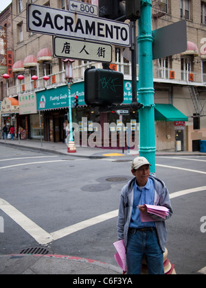 L'uomo distribuire volantini, Chinatown di San Francisco Foto Stock