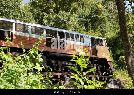 Binario ferroviario a Wampo (Whampo) viadotto originariamente creato da POWs facente parte dell'Thai-Burma collegamento ferroviario della linea ferroviaria Foto Stock