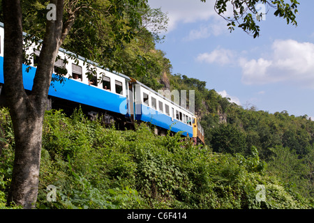 Binario ferroviario a Wampo (Whampo) viadotto originariamente creato da POWs facente parte dell'Thai-Burma collegamento ferroviario della linea ferroviaria Foto Stock