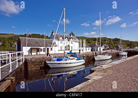 Barche a vela sono in attesa per il bloccaggio del mare di Caledonian Canal a Corpach vicino a Fort William in Lochaber per aprire a Loch Linnhe Foto Stock