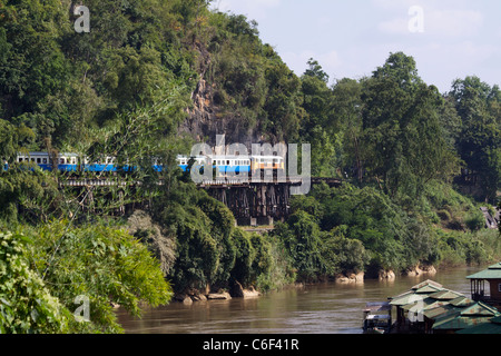 Binario ferroviario a Wampo (Whampo) viadotto originariamente creato da POWs facente parte dell'Thai-Burma collegamento ferroviario della linea ferroviaria Foto Stock