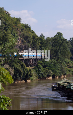 Binario ferroviario a Wampo (Whampo) viadotto originariamente creato da POWs facente parte dell'Thai-Burma collegamento ferroviario della linea ferroviaria Foto Stock