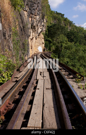 Binario ferroviario a Wampo (Whampo) viadotto originariamente creato da POWs facente parte dell'Thai-Burma collegamento ferroviario della linea ferroviaria Foto Stock