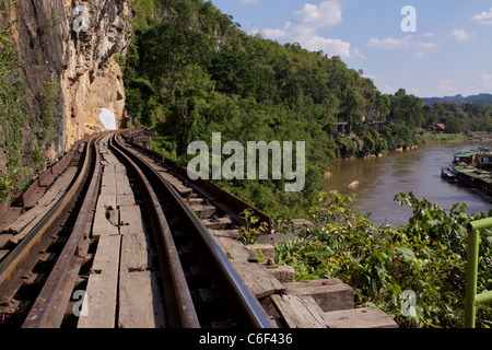 Binario ferroviario a Wampo (Whampo) viadotto originariamente creato da POWs facente parte dell'Thai-Burma collegamento ferroviario della linea ferroviaria Foto Stock