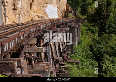 Binario ferroviario a Wampo (Whampo) viadotto originariamente creato da POWs facente parte dell'Thai-Burma collegamento ferroviario della linea ferroviaria Foto Stock