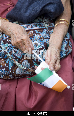 India Independence Day Parade: NY City: 96 anno vecchio donna indiana in una sedia a rotelle assiste i festeggiamenti. Foto Stock