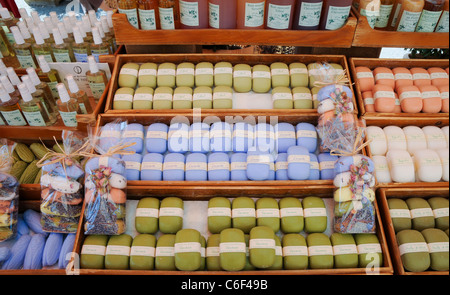 La lavanda e verbena, rose, calce e altri saponi sul mercato in Gordes town, dipartimento di Vaucluse nella regione della Provenza, Francia Foto Stock