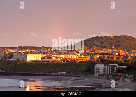 Vista su Scarborough North bay e Olivers mount da Scalby Ness, North Yorkshire. Foto Stock