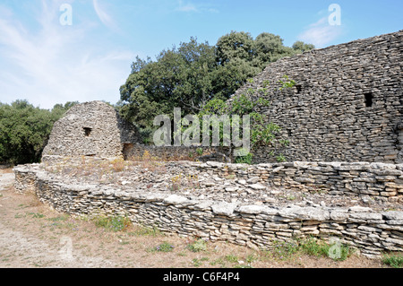 Antica capanna di pietra nel villaggio Bories, nei pressi di Gordes in Provenza, Francia Foto Stock