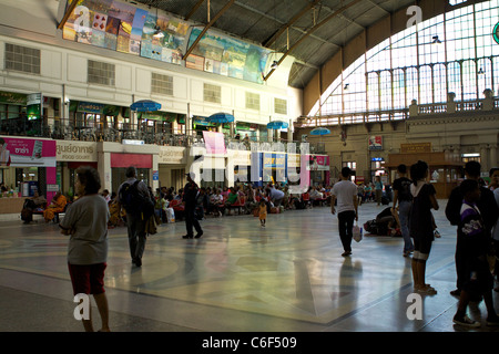 I passeggeri in attesa dell'atrio di Hua Lamphong Grand Central Railway Station situato in Pathum distretto Wan, Bangkok Foto Stock