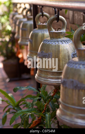 Bells usato per chiamare i monaci la preghiera al Wat Phan su, che si trova nella città vecchia di Chiang Mai Foto Stock