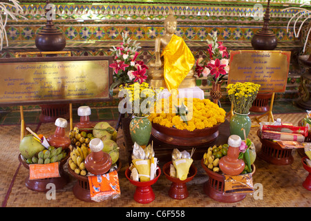 Il cibo e le offerte floreali di Buddha a Wat Phan su, che si trova nella città vecchia di Chiang Mai Foto Stock