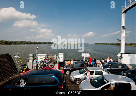 Traghetto per auto di fronte fiume Swina a Swinoujscie, Polonia Foto Stock