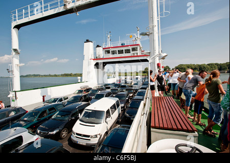 Traghetto per auto di fronte fiume Swina a Swinoujscie, Polonia Foto Stock