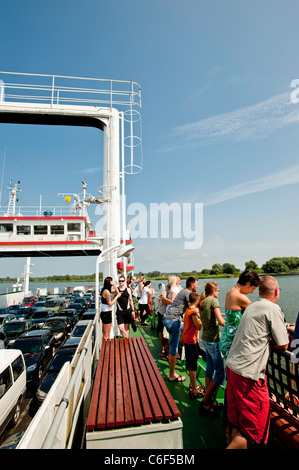 Traghetto per auto di fronte fiume Swina a Swinoujscie, Polonia Foto Stock