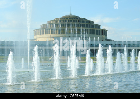 Fontana e Hala Stulecia Centenari Hall Jahrhunderthalle Wrocław Bassa Slesia Polonia Foto Stock