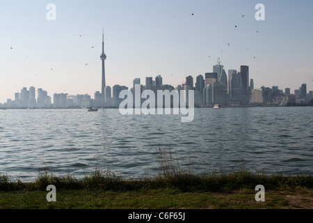 Lo skyline di toronto cn tower estate haze Foto Stock