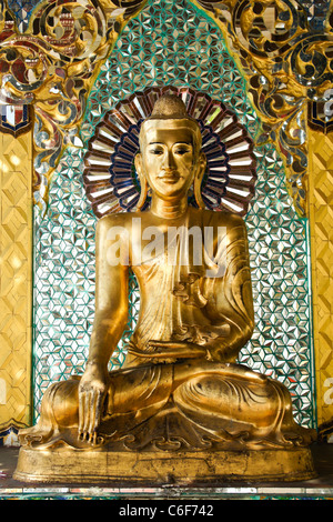 Dorato immagine del Buddha a Shwedagon pagoda Yangon (Rangoon), Myanmar (Birmania) Foto Stock